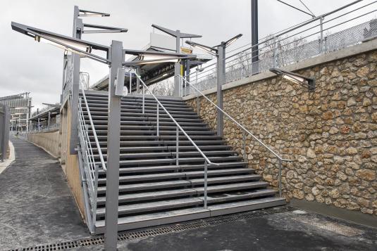 Denfert Rochereau : Escalier métallique marches béton, mats éclairage et accessoire, gardes corps